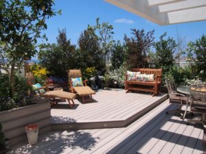 Terrasse sur plots en bois avec salon de jardin