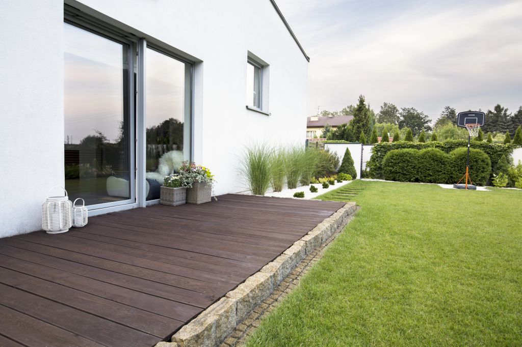 Terrasse en bois européen dans un jardin